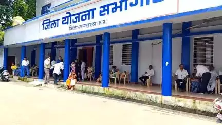 मंडला: जिला योजना भवन में जनसुनवाई, आवेदक ने बैंक एजेंट पर लगाया धोखाधड़ी का आरोप