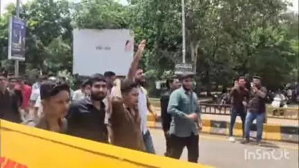 दुर्ग: दुर्ग NCC छेड़छाड़ मामले में NSUI के कार्यकर्ताओं ने मंगलवार दोपहर 2 बजे सुराना कॉलेज का किया घेराव