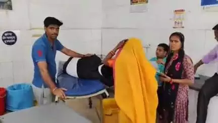इटावा: इटावा अस्पताल में भर्ती पत्नी को देखने आ रहे पति को पाली बंबा के सामने बाइक की टक्कर में गंभीर चोटें आईं, सैफई रेफर
