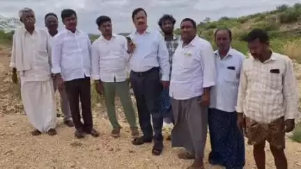 పులివెందుల: లోపటున్నుతల గ్రామంలో కొత్తచెరువు నిర్మాణం కోసం స్థలాన్ని పరిశీలించిన తుంగభద్ర హై లెవెల్ కెనాల్ చైర్మన్ జోగిరెడ్డి