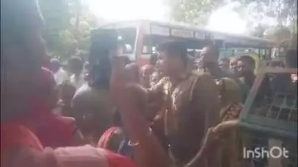 हाथरस: आगरा रोड पुलिस चौकी के पास जल भराव से पीड़ित आगरा रोड क्षेत्र की महिलाओं ने लगाया जाम