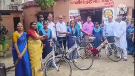 बक्सर: रोटरी बक्सर ने आचार्य नरेंद्र देव मध्य विद्यालय को गोद लिया, छात्रों को साइकिल और स्कूल बैग दिए, बच्चे खुश