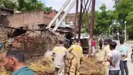 पट्टी: पुराने पावर हाउस के पास संदिग्ध परिस्थिति में छप्पर में लगी आग, गृहस्थी हुई राख