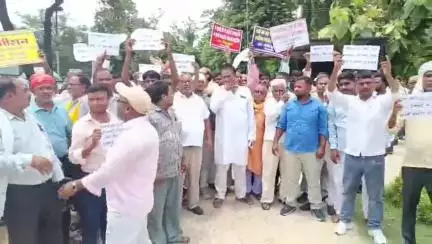 गोरखपुर: ऑल इंडिया फेयर प्राइस शॉप डीलर एसोसिएशन ने मुख्यमंत्री को संबोधित ज्ञापन जिलाधिकारी को सौंपा