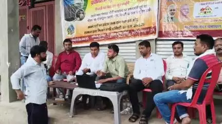 घोसी: घोसी के बड़ागांव निमतले में नगर पंचायत ने पीएम सूर्य योजना एवं फैमिली आईडी को लेकर लगाया कैंप