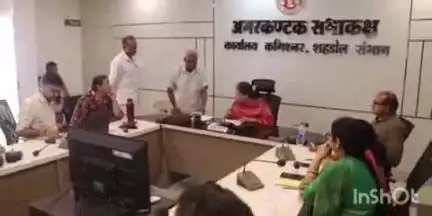 सोहागपुर: कमिश्नर कार्यालय के अमरकंटक सभागार में जनसुनवाई, कमिश्नर शहडोल संभाग ने सुनी लोगों की समस्या