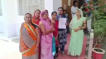 महोबा: कबरई में आवासीय कॉलोनी के रास्ते पर जालसाजी का आरोप, पीड़ितों ने जिलाधिकारी से न्याय की गुहार लगाई