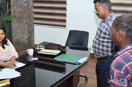 चतरा: चतरा समाहरणालय में उपायुक्त ने जनता दरबार लगाकर सुनी आमजनों की समस्याएं
