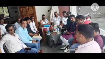 बरकट्ठा: शिलाडीह सड़क की बदहाल स्थिति को लेकर ग्रामीणों ने बरकट्ठा विधायक से मुलाकात की
