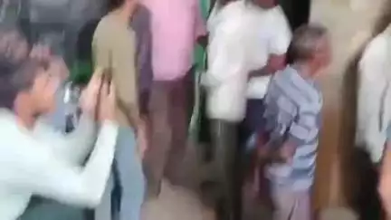 सीतापुर: भुडकुडा ग्राम पंचायत में खाद को लेकर परेशान किसानों की सैकड़ों की तादाद में लाइन, खाद की दुकान पर मजबूर