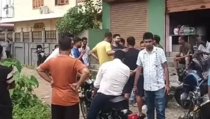 নগাঁও: ট্ৰেডিং কেলেংকাৰীকলৈ আজিও উত্তাল নগাঁও,ট্ৰেডিং কেলেংকাৰীত জড়িত কাশ্যপ ফুকনৰ মৰিকলংৰ ঘৰ ঘেৰাও বিনিয়োগ কাৰীৰ