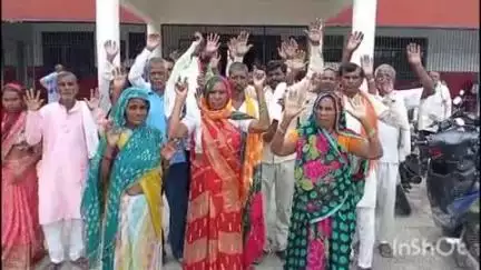 सादाबाद: बाग बधिक के ग्रामीणों ने सादाबाद तहसील में किया प्रदर्शन, राशन डीलर बदलवाने की मांग को लेकर ज्ञापन सौंपा
