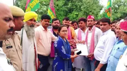 पुवायां: समाजवादी पार्टी के कार्यकर्ताओं ने विद्यालयों को बंद करने के विरोध में राज्यपाल के नाम एसडीएम को सौंपा ज्ञापन