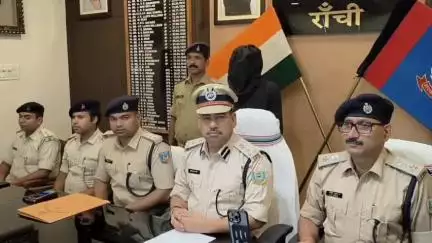 कांके: सुखदेवनगर थाना क्षेत्र में महिला से चेन छीनने वाला एक आरोपी गिरफ्तार