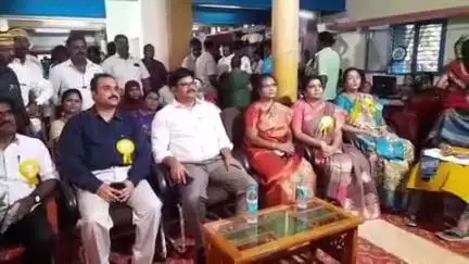 திருவாரூர்: துர்க்காலயா சாலை தனியார் அரங்கில் உங்களுடன் ஸ்டாலின்  திட்டத்தில் உடனடி தீர்வாக சான்றிதழ்களை ஆட்சியர் வழங்கினார்