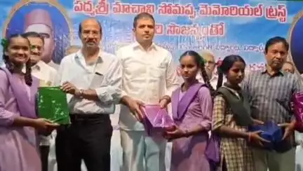ఎమ్మిగనూరు: ఎమ్మిగనూరు : 2వేల మందికి మాచాలి ట్రస్ట్ ఆధ్వర్యంలో రెడీ మెటీరియల్ టిడిపి బీసీ సెల్ కార్యదర్శి కార్యదర్శి సోమనాథ్ పంపిణీ
