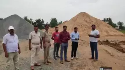 ଯାଜପୁର: ଜିଲ୍ଲା ରାଜସ୍ୱ ବିଭାଗ ପକ୍ଷରୁ ଜୟନ୍ତରା ଓ ରାମବାଗ ଅଂଚଳ ଚଢ଼ାଉ,ଗୋଟିଏ ହାଇୱା ଗାଡି ସହିତ ବେଆଇନ ଗଛିତ ବାଲି ଜବତ