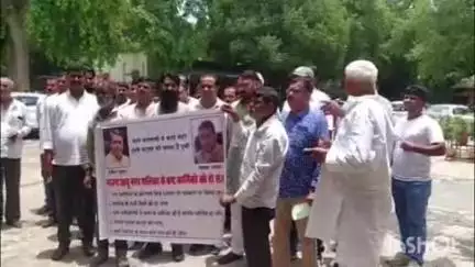 सिरोही: पत्रकार के साथ मारपीट के मामले में जन आक्रोश, सर्व समाज ने जिला कलेक्टर को सौंपा ज्ञापन