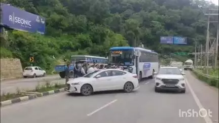 कंडाघाट: चंडीगढ़-शिमला नेशनल हाईवे 5 पर कंडाघाट में कार और बस में हुई टक्कर, कोई जानी नुकसान नहीं, पुलिस कर रही जांच