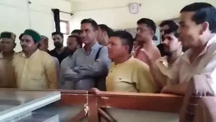 कुल्लू: सैंज बाजार को जोड़ने वाली सड़क की दुरुस्ती की जाए, वरना व्यापार मंडल सहित अन्य लोग करेंगे प्रदर्शन