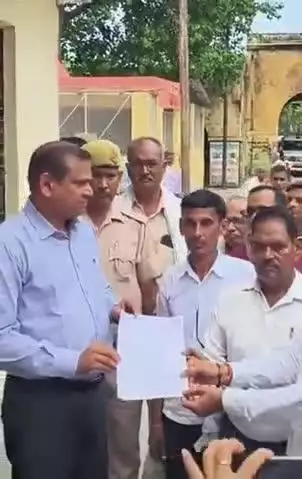 घाटमपुर: घाटमपुर में कोटेदारों ने एसडीएम को सौंपा ज्ञापन, बोरी की वजह से राशन में हो रही कमी