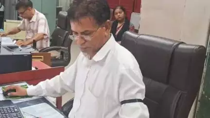 डाक कर्मचारियों ने विभिन्न मांगों को लेकर काली पट्टी बांधकर किया काम, 18 जुलाई से अनिश्चितकालीन धरना प्रदर्शन करेंगे