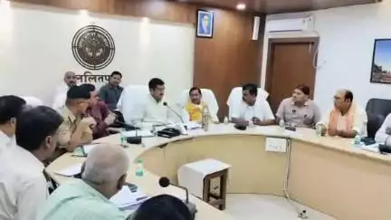 ललितपुर: प्रभारी मंत्री ने सदर विधायक के साथ जनपद के अधिकारियों के साथ की समीक्षा बैठक