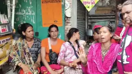 मुज़फ्फरनगर: दिल्ली के किन्नरों की टोली शिव चौक पहुंची, कहा- यूपी में शिव भक्तों के लिए कोई सुविधा नहीं, महिलाओं के लिए शौचालय नहीं