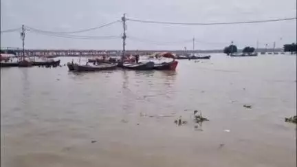 प्रयागराज में गंगा और यमुना का रौद्र रूप, लेटे हनुमान को स्नान कराई मां गंगा, मनाया गया उत्सव