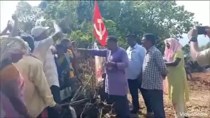 మారిక గ్రామం లో  ఆదాని కంపెనీ ప్రతినిధులను అడ్డుకుని నిరసన తెలిపిన గిరిజనులు, తమ గ్రామాల్లో ఆదాని కంపెనీ నిర్మించవద్దని