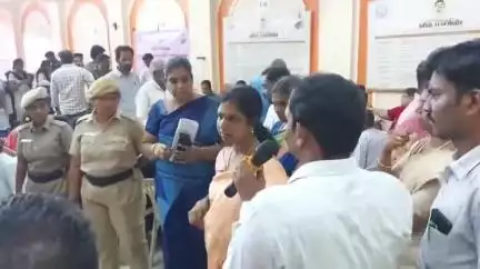 புதுக்கோட்டை: SVS மஹாலில் 'உங்களுடன் ஸ்டாலின்' முகாமில் கலந்துகொள்ள குவிந்த கூட்டத்தை களத்தில் இறங்கி கட்டுப்படுத்திய கலெக்டர் அருணா
