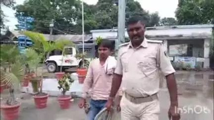 समेली: डूमर-खोटा सड़क पर 25 लीटर देसी शराब के साथ कारोबारी को पोठिया पुलिस ने किया गिरफ्तार, टोटो जब्त
