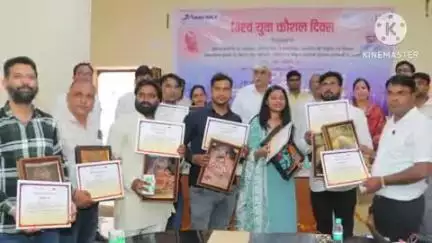 फिरोज़ाबाद: जिला उद्योग केंद्र के सभागार में विश्व युवा कौशल दिवस के मौके पर सरकारी योजनाओं की प्रदर्शनी लगाई गई