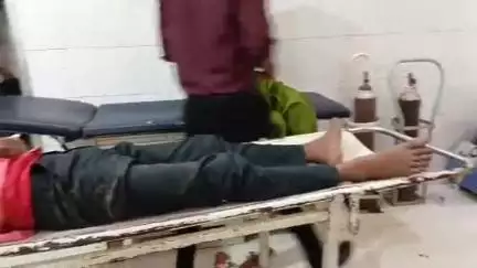 सीतापुर: काली चौकी के पास तेज रफ्तार स्कूटी और मोटरसाइकिल की टक्कर में लड़की समेत तीन लोग हुए घायल