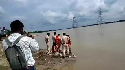 ধূপগুড়ি: ধূপগুড়ির জলঢাকা নদীতে স্নান করতে নেমে তলিয়ে গেল এক অপরিচিত যুবক, ঘটনাস্থানে পুলিশ ও সিভিল ডিফেন্স কর্মীরা
