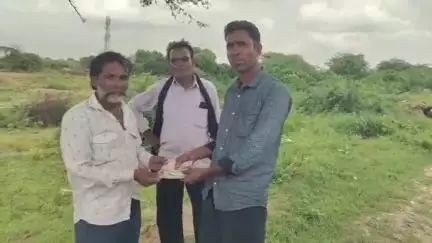 निवाई: शहर के टोंक रोड पर ईमानदार ई-रिक्शा चालक ने ₹21,610 की थैली मालिक को की सुपुर्द
