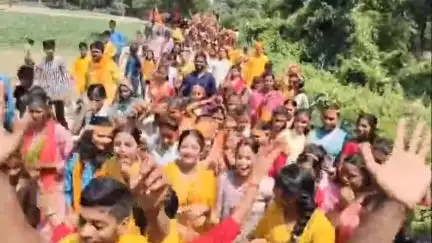मोतिहारी: हरसिद्धि के पकड़िया गांव स्थित राधे कृष्ण मंदिर में मूर्ति प्राण प्रतिष्ठा को लेकर निकाली गई कलश शोभायात्रा
