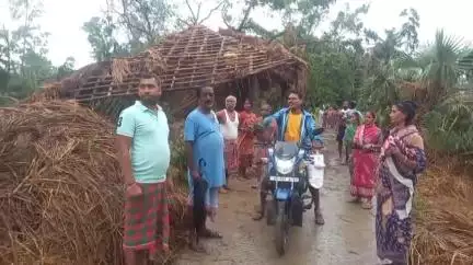 মথুরাপুর ২: ঝড়ের জেরে কুমড়ো পাড়া অঞ্চলে ক্ষতিগ্রস্ত বেশ কয়েকটি বাড়ি