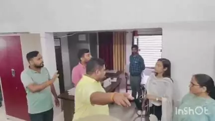 राही ब्लाक परिसर में क्षेत्र पंचायत के टेंडर को लेकर खंड विकास अधिकारी और ठेकेदारों के बीच हुआ बवाल, वीडियो वायरल