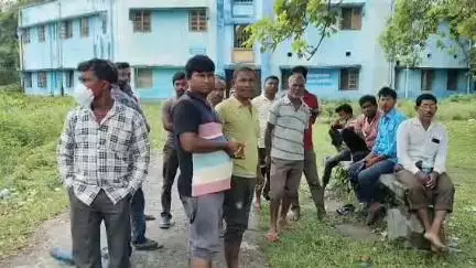 বালুরঘাট: বালুরঘাটের সুভাষ কর্নারে ছাদ ঢালাইয়ের কাজের সময় উপর থেকে পড়ে মৃত্যু এক নির্মাণ শ্রমিকের