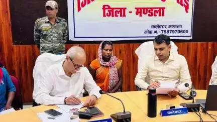 मंडला: जिला योजना भवन में आयोजित जनसुनवाई में कलेक्टर ने सुनीं 78 आवेदनकर्ताओं की समस्याएँ