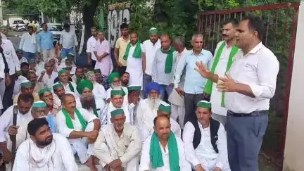 रामपुर: मंगलवार को सिविल लाइन क्षेत्र स्थित बिजली विभाग के अधीक्षण अभियंता कार्यालय पर भाकियू टिकैत ने किया धरना प्रदर्शन