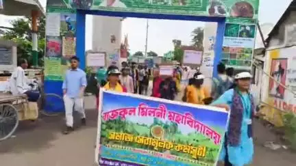 ময়না: বাজকুল মিলনী মহাবিদ্যালয়ে বনমহোৎসবের আয়োজন, উপস্থিত জেলা পরিষদের সভাধিপতি সহ অন্যরা