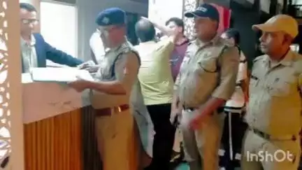नैनीताल: नैनीताल के होटलों में पुलिस ने की छापेमारी, पर्यटकों की पूरी जानकारी रखने के दिए निर्देश