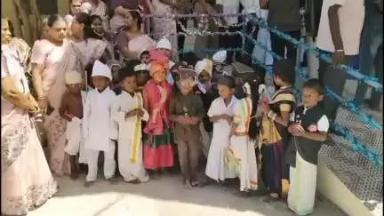 இராமநாதபுரம்: நகராட்சி பெண்கள் மேல்நிலைப் பள்ளியில் புதிய கட்டிடங்கள் திறப்பு - 'ப' வடிவில் அமர வைத்து ஆசிரியர்கள் பாடம் நடத்தினர்