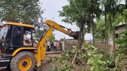 মানকাচৰ: কুচনীমাৰাত জিলা প্ৰশাসনৰ উচ্ছেদ অভিযান, আয়ুষ্মান আৰোগ্য মন্দিৰৰ মাটি বেদখল জিলা প্ৰশাসনৰ
