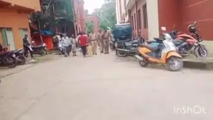 পুরুলিয়া ২: পুরুলিয়া শহরের একটি হোটেল থেকে কলকাতার এক ব্যক্তিকে গ্রেফতার করলো পুরুলিয়া সদর থানার পুলিশ আজ আদালতে তোলা হলো।