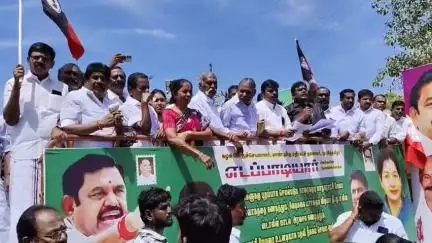 காரைக்குடி: கண்ணதாசன் மணிமண்டபம் அருகில் மேயரை பதவி நீக்கம் செய்ய வலியுறுத்தி அதிமுக சார்பில் கண்டன ஆர்ப்பாட்டம்
