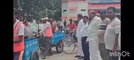 गोला गोकरणनाथ: गोला नगर पालिकाध्यक्ष ने स्वच्छ भारत मिशन के अंतर्गत 25 सफाई कर्मियों को दी नई ठेलिया
