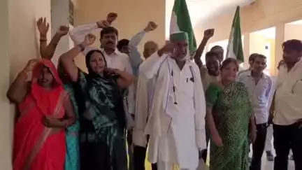 बदलापुर: किसान यूनियन के कार्यकर्ताओं ने बदलापुर तहसील परिसर में किया धरना प्रदर्शन